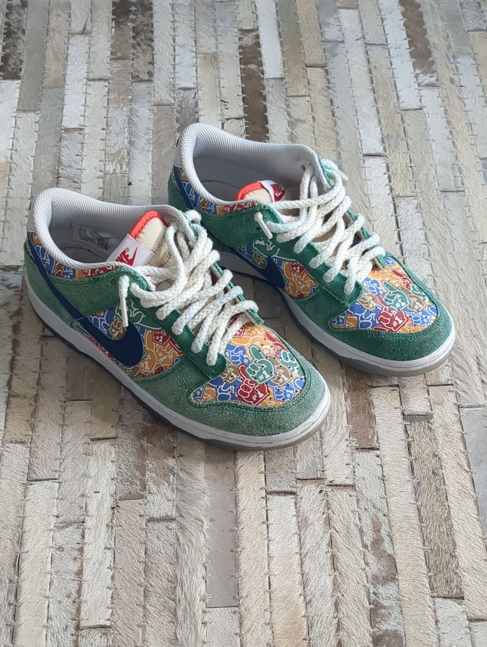 Nike Dunk Low Foam Finger Kids Size 7Y / Women's 8.5 Green/Blue Multi